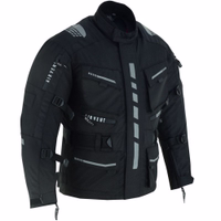 In der Seitenansicht zeigt die schwarze Herren-Motorradjacke große Mesh-Einsätze an Brust, Rücken & Ärmeln für optimale Belüftung. Mit geprüften Protektoren sowie winddichtem, herausnehmbarem Innenfutter mit Innentasche.