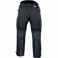 In der Vorderansicht zeigen die Cargohosen für Motorradfahrer Oberschenkeltaschen mit Nierenwärmer-Funktion & Gesäßtaschen. 3 Schichten: Cordura Polyester 600D, wasserabweisendes Nylon-Taft & herausnehmbares Steppfutter.