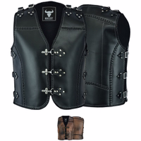BULLDT schwarze Motorrad Lederweste für Herren, Front & Rückansicht im klassischen Cut. Aus echtem Rindsleder, robust & weich für Komfort. Mit verstellbaren Schulter- & Seitenschnallen: perfekte Kombination aus Stil & Funktion für jede Fahrt.