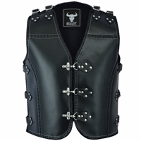 Schwarze BULLDT Motorradweste 1721086259. Aus echtem Rindsleder gefertigt, gemacht für die Ansprüche offener Straßen. Mit verstellbaren Schnallen & Karabiner-Frontverschluss – das perfekte Accessoire für jeden Biker. Jetzt kaufen.