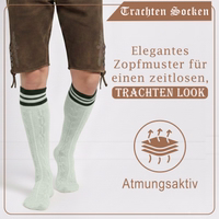 Traditionelle bayerische Socke in Naturgrün mit sichtbarem Zopfmuster, Nahaufnahme mit Fokus auf die Strickstruktur.