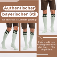 Traditionelle bayerische Socken in Heidegrau, gefaltet und unterhalb des Knies umgeschlagen im getragenen Stil, mit sichtbarem Zopfmuster.