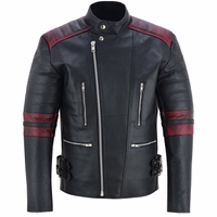 Herren Motorradjacke in schwarz/Rot Farbe Vorderansicht, sorgfältig aus Ledergewebe mit einem Polyester-Innenfutter gefertigt. Die Jacke ist mit mehreren Protektoren ausgestattet, Zusätzlich sind die Manschetten mit Reißverschluss ausgestattet.