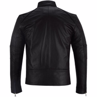 **Herren Motorrad Lederjacke in Schwarz, Rückansicht. Mit hohem Kragen und Druckknöpfen für sicheren Sitz und zusätzlichen Stil. Aus weichem Lammnappa gefertigt für hohen Tragekomfort auch bei langem Tragen.**