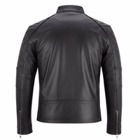 Herren Lederjacke Dunkelbraun Herren Motorrad Lederjacke in Schwarz, Rückansicht. Mit hohem Kragen und Druckknöpfen für sicheren Sitz und zusätzlichen Stil. Aus weichem Lammnappa gefertigt für hohen Tragekomfort auch bei langem Tragen.