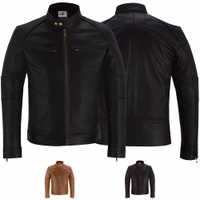 Vorder- und Rückansicht einer schwarzen Herrenlederjacke aus Lammnappa. Diese Jacke verfügt über einen hohen Kragen mit Druckknöpfen, Reißverschluss-Brusttaschen und Ärmelreißverschlüsse und vereint Stil mit Funktionalität.