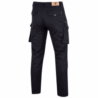 Rückansicht der Herren-Motorradjeans, die Sicherheit und Stil nahtlos verbinden. Für maximalen Schutz auf der Straße entworfen, bieten diese Jeans dank sorgfältig konstruierter Stoffe und Verarbeitung außergewöhnlichen Komfort.