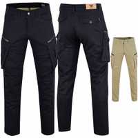 Entdecken Sie unsere schwarzen Motorradhosen mit Vorder- und Rückansicht. Die 9-Taschen-Hosen bieten hervorragenden Schutz und Komfort, gefertigt aus hochwertigem 100% Baumwollstoff, und sind mit sicheren Reißverschluss- und Knopfverschlüssen ausgestattet.