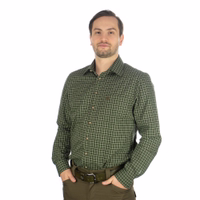 Vorderansicht des Herren-Hunting-Hemds mit zeitlosem grün-weiß kariertem Muster. Das Hemd ist mit durchgehender Knopfleiste gefertigt, ergänzt durch Knöpfe in einem tiefen, satten Braunton.