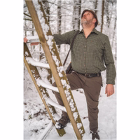 Das Herren-Hunting-Hemd zeigt eine klassische Rückansicht mit normaler Passform für bequemen und entspannten Sitz. Ein dezentes, gesticktes Logo auf der linken Brust sorgt für ein stilvolles Detail.