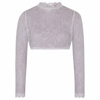 Frontansicht der Dorina-Dirndlbluse in Weiß, mit durchgehender Spitze, hohem Ausschnitt und langen Ärmeln – elegante traditionelle Dirndlbluse für Damen, ideal fürs Oktoberfest und festliche Anlässe.