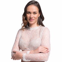 Frontansicht des Modells mit der weißen Dorina-Dirndlbluse, mit Spitzen-Stehkragen, langen Ärmeln und Glitzerdetails – elegante Dirndlbluse mit Spitze, perfekt für den Oktoberfest-Stil.