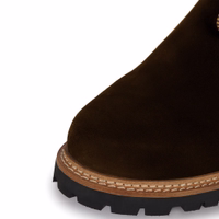 Here’s the German translation:  **Entdecken Sie handgefertigte bayerische Schuhe in elegantem Dunkelbraun mit Blockabsatz und runder Schuhspitze. Mit klassischem Schnürverschluss und weichem Innenleder bieten sie Komfort und Stil – perfekt für jeden Anlass