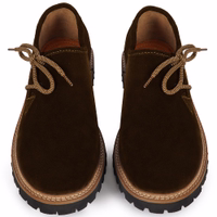 Here’s the German translation:  **Ein Paar traditionelle bayerische Schuhe in Dunkelbraun mit elegantem Design. Diese Schuhe verfügen über Seitenschnürung und sind sowohl für sicheren Sitz als auch für Komfort gefertigt – klassische Stil und Praktikabilitä