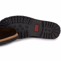 Here’s the German translation:  **Ein Paar klassische Herrenschuhe aus dunkelbraunem Leder, mit robuster Gummisohle und Blockabsatz. Aus 100 % Veloursleder gefertigt, bieten diese handgefertigten Schuhe einen bequemen, sicheren Sitz und ein weiches Lederfu