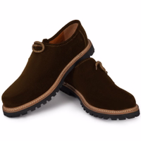 Here’s the German translation:  **Ein Paar dunkelbraune bayerische Traditionsschuhe mit Seitenschnürung und Gummisohle. Die Schuhe bieten einen bequemen Sitz mit weißen Ziernähten und gepolstertem Innenfutter – für Stil und Komfort.**