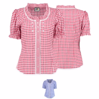 Vorderansicht einer Trachtenbluse für Damen mit rot-weiß kariertem Vichy-Muster. Sie verfügt über kurze Puffärmel mit elastischen, gerüschten Manschetten, einen gerüschten Rundhalsausschnitt und eine durchgehende Knopfleiste mit weißen Knöpfen.