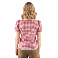 Klassische Damenbluse in rot-weiß kariertem Vichy-Muster mit weißer Spitzenborte und zarter Blumenstickerei auf der Brust. Aus leichtem, baumwollähnlichem Stoff gefertigt, vereint sie mühelos Komfort und Eleganz.