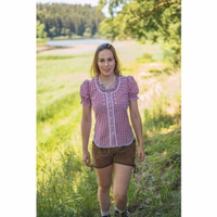 Stellen Sie sich die stilvolle Rückansicht einer roten bayerischen Bluse mit kurzen Puffärmeln und schulterfreiem Design vor. Ihre Vintage-Elemente ergänzen Trachtenlederhosen auf wunderschöne Weise.