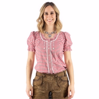 Stellen Sie sich die elegante Rückansicht einer roten bayerischen Bluse mit kurzen Puffärmeln und schulterfreiem Design vor. Ihr Vintage-Charme unterstreicht den traditionellen Look von Trachtenlederhosen perfekt.