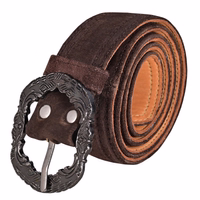 Vorderansicht des traditionellen Herrengürtels in Dunkelbraun aus hochwertigem Rindsleder mit traditioneller Metallschnalle. Handgefertigt in Deutschland, entworfen für Komfort, Langlebigkeit und zeitlosen Stil.
