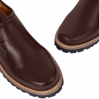 Ein Paar traditionelle bayerische Herrenschuhe in Dunkelbraun mit seitlicher Schnürung und sicherem Schnürverschluss. Aus 100% glattem Leder handgefertigt, überzeugen diese Schuhe mit kurzem Schaft und stilvollem Design – die perfekte Kombination aus Mode 