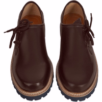 Ein Paar Herren-Haferlschuhe aus 100% glattem Leder. Mit seitlicher Schnürung und sicherem Schnürverschluss bieten diese schlichten Schuhe Komfort und Stil. Die robuste Gummisohle sorgt für Stabilität und Halt.