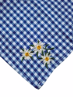 Nahaufnahme der filigranen Blumenstickerei auf einem Premium-Bayerischen Schal in Dunkelblau. Mit feinen Stichen auf weicher, hochwertiger Baumwolle gefertigt, betont er traditionelles Handwerk und elegante Details – perfekt für ein authentisches Oktoberfe