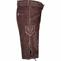 Seitenansicht der bayerischen Hose in dunkelbraunem Wildleder mit Gürtel, detaillierter Stickerei, feiner Naht und Messertasche – gefertigt für Hochzeiten, Volksfeste und deutsche Brauchtumsfeste.