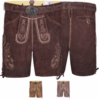 Vorder- und Rückansicht der bayerischen Hose in dunkelbraunem Wildleder mit Gürtel, Handstickerei, Messertasche und deutscher Handwerkskunst – perfekt für Hochzeiten, Volksfeste und kulturelle Anlässe.