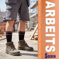 Nahaufnahme einer schwarzen Arbeitssocke, Text 'Arbeits Socken' wiederholt sichtbar, Socke flach liegend