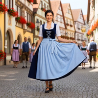 Himmelblau lange Dirndlschürze im Karomuster mit Schleife, rechts drei Farbvarianten in Dunkelblau, Rot und Weiß.