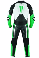 Motorradanzug für Herren von BULLDT Rückansicht des grünen Motorradanzugs aus Leder von BULLDT. Mit schützendem Rückenhöcker, verstärkten Schultern und Ellbogen, gerippten Stretcheinsätzen und Reißverschlüssen an den Hosenbeinen für Stiefel. Maßgeschneiderter Komfort.