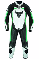 Motorradanzug für Herren von BULLDT Vorderansicht des maßgeschneiderten grünen Motorradanzugs aus Leder von BULLDT. Einteilig, maßgeschneiderte Passform mit Rückenhöcker, atmungsaktives Kalbsleder, winddichtes Design, Protektoren und Knieschleifer für Sicherheit und Stil.