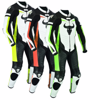 Motorradanzug für Herren von BULLDT BULLDT Maßgeschneiderter einteiliger Motorradanzug aus Leder in allen verfügbaren Farben – Schwarz, Orange, Grün und Gelb/Weiß. Hochwertiges Kalbsleder, maßgeschneiderte Passform, mit Rückenhöcker, Protektoren und Slidern.