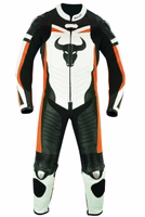 Motorradanzug für Herren von BULLDT Frontansicht des orangefarbenen Motorrad-Rennanzugs aus Kalbsleder von BULLDT. Maßgeschneiderter Einteiler mit atmungsaktivem Design, Schienbein- und Unterarmprotektoren, Metallverstärkungen und abnehmbaren Knieslider.