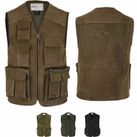 Front- und Rückansicht einer Herren-Jagdweste aus dunkelbraunem Nubukleder. Das ärmellose V-Ausschnitt-Design verfügt über einen Frontreißverschluss und aufgenähte Taschen, ergänzt durch ein weiches Polyesterfutter für angenehmen Tragekomfort.