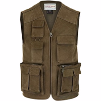 Vorderansicht einer dunkelbraunen Jagdweste aus weichem Nubukleder. Die ärmellose Weste mit V-Ausschnitt verfügt über einen Frontreißverschluss, Polyesterfutter für Komfort und aufgenähte Taschen zur praktischen Aufbewahrung.