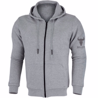 Vorderansicht – Herren-Motorrad-Hoodie in Grau mit mehreren Protektoren. Dreilagig aufgebaut: Außenmaterial aus 100 % Baumwolle, mittlere Schicht aus Aramidfasern und Innenfutter aus Polyester-Mesh für Schutz und Komfort.