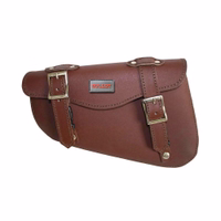 Linke Ansicht der Leder-Motorrad-Satteltasche – individuelle Seitentasche, einfache Montage. German Wear Solo Bag aus Premium-Rindsleder mit Regenabdeckung, komfortabel und praktisch. Jetzt kaufen!