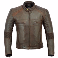 BULLDT Vintage Motorradjacke Lederjacke Coffee Racer Rider Jacke Vintage Herren-Motorradlederjacke GW426J in Braun aus feinstem Rindsleder, Vorderansicht. Mit vier Fronttaschen mit Reißverschluss & Stehkragen. Hochwertige Verarbeitung vereint Funktionalität, Langlebigkeit & klassischen Biker-Stil.