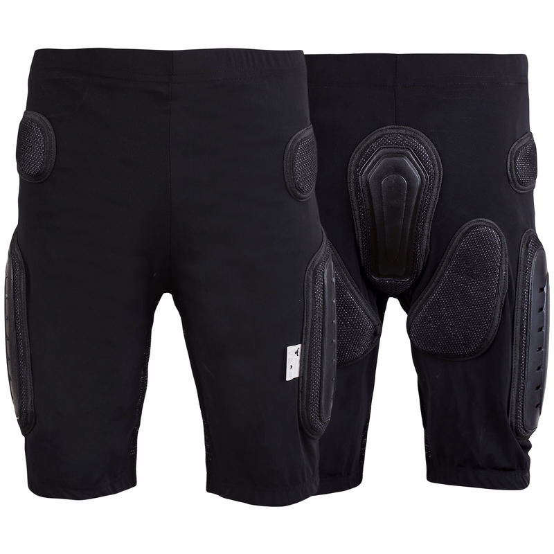 Schutzhose für Motorradfahrer, kurz, vorne BULLDT Vorder- und Rückansicht der BULLDT Motorradschutzhose. Unisex-Motocross-Shorts mit Polsterung und Protektoren für Knie, Oberschenkel und Hüften. Atmungsaktive, strapazierfähige Motorradbekleidung für sicheres Fahren.
