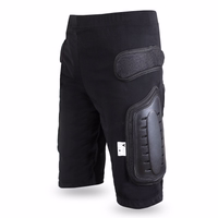 Seitenansicht der BULLDT Motorrad-Protektorhose. Leichte, gepolsterte Bikershorts mit Oberschenkel- und Hüftschutz, atmungsaktivem Mesh und strapazierfähigem Polyester für Motocross und BMX.