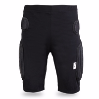 Schutzhose für Motorradfahrer, kurz, vorne BULLDT Vorderansicht der BULLDT Motorradschutzhose. Schwarze Unisex-Motocross-Shorts mit Polsterung, Protektoren, atmungsaktivem Mesh und strapazierfähigem Polyester für sicheres Fahren und sportliche Aktivitäten.