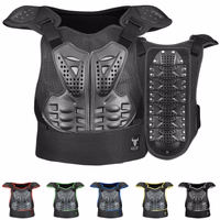 BULLDT Titan Motorrad-Schutzweste Vorder und Rückansicht der BULLDT Titan Motorrad Schutzweste in Schwarz gefertigt aus atmungsaktivem Polyester mit gepolstertem Nacken und flexiblem Rückenprotektor für Komfort Bewegungsfreiheit und Sicherheit jetzt kaufen