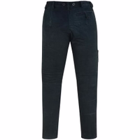 Rückansicht der Buffalo-Lederhose in Schwarz mit sicherer Gesäßtasche, feinem Polyesterfutter und handgefertigtem Büffelleder für verlässlichen Komfort. Jetzt online bestellen.