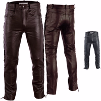 Premium Herren-Lederhose. Aus 100 % Büffelleder gefertigt, vereinen diese stylischen Bikerhosen Komfort und Vielseitigkeit. Vollständig geschnürte Seiten für verstellbare Weite. Jetzt bestellen!
