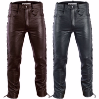 Luxuriöse und langlebige Herren-Lederjeans. Aus besonders weichem Büffelleder gefertigt, sitzen sie wie eine zweite Haut und bieten Bewegungsfreiheit. Das seitliche Schnürdetail verleiht rustikalen Charme. Jetzt aufwerten!