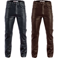 Stand out on the road mit individuell angepassten Motorrad-Hosen. Aus echtem Büffelleder, bieten sie bequemen, eng anliegenden Sitz. Personalisieren Sie Ihre Fahrbekleidung für Luxus und Haltbarkeit bei jeder Fahrt.