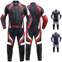 Front- und Rückansicht eines zweiteiligen Biker-Lederanzugs mit zwei Fronttaschen auf Bauchhöhe und einer Innentasche. Die Jacke ist am unteren Reißverschluss mit Klettverschlüssen gesichert. Abnehmbare Protektoren sorgen für zusätzliche Sicherheit.